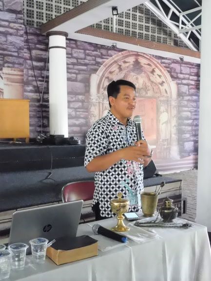 Pak Maryana dan peralatan-o